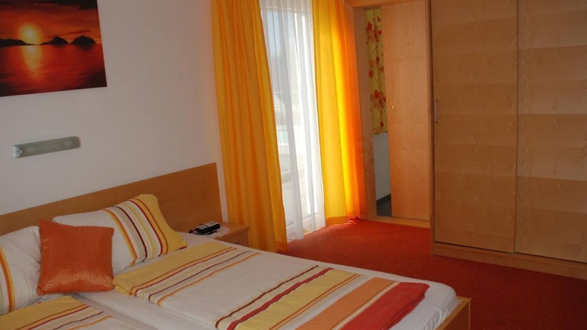 Klopein Bed & Breakfast | Family room- connecting door1 floor with balcony - Pension Agnes