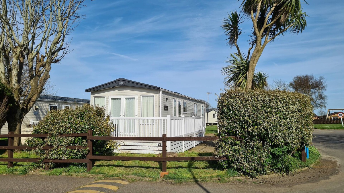 Martin House | Family-Friendly 6-berth caravan with onsite leisure facilities.