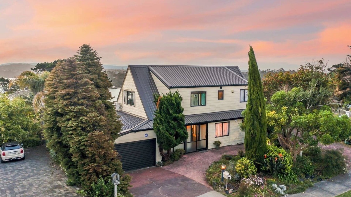 Lynfield House | Family Sunset Retreat with Sea Views