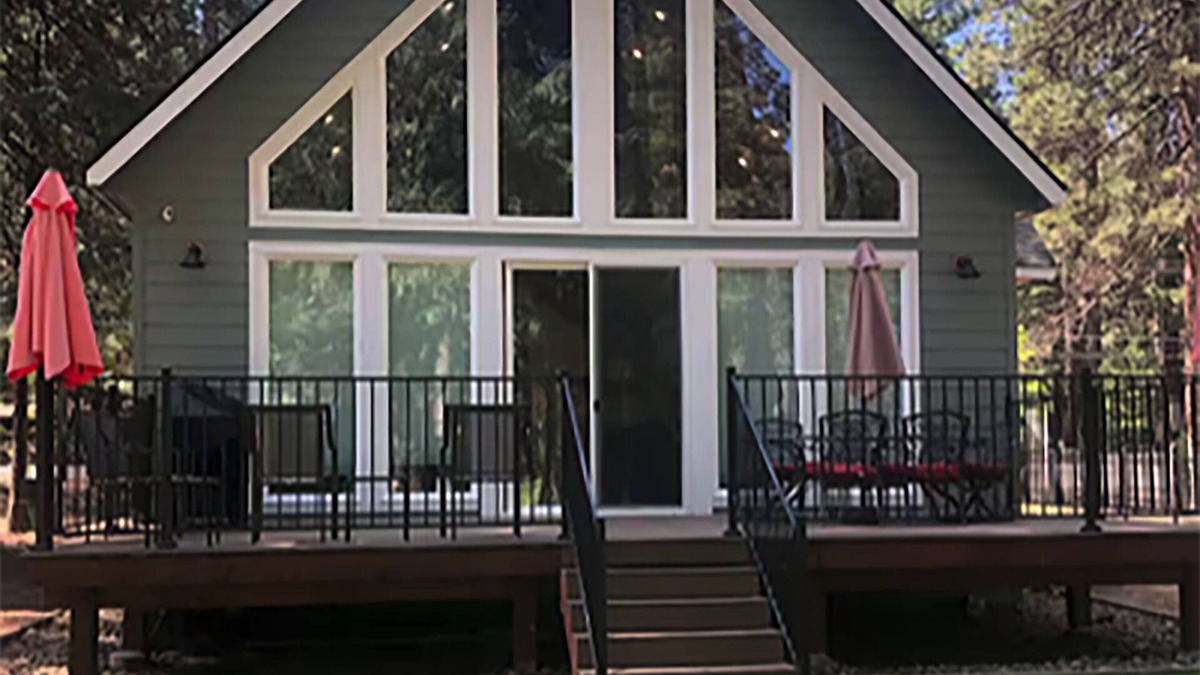 Lake Almanor Country Club House | Family lake house steps from Rec 1