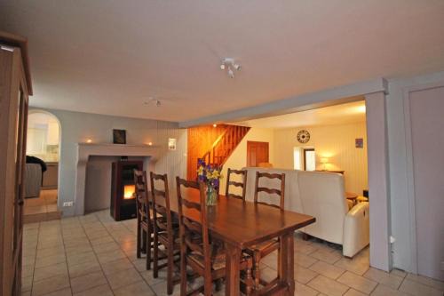 Thiat House | Familial 'le chiron'