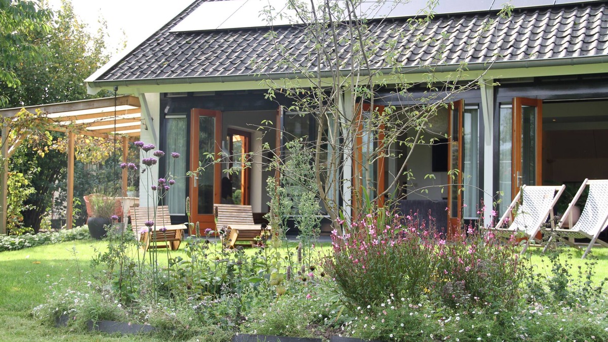 Erichem House | Familiehuis De Betuwe met Prive Tennisbaan, Open Haard en Sauna