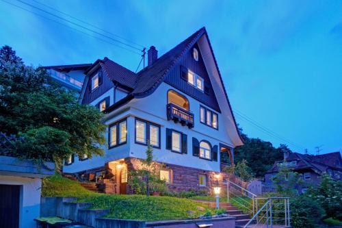 Neuenbuerg House | Familienglück im Schwarzwaldhaus mit Schlossblick