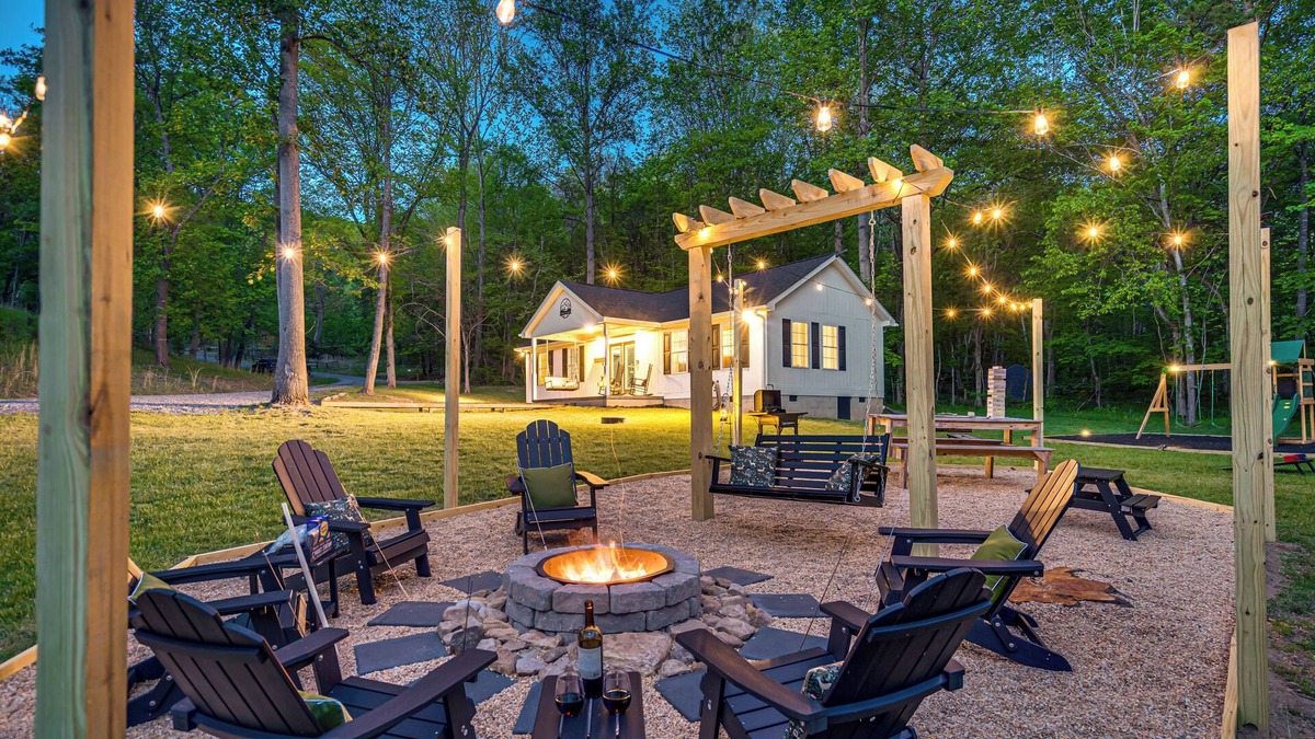 Elkton Cabin | Families Paradise with walkable river access, playground, fire pit, BBQ, dogs OK