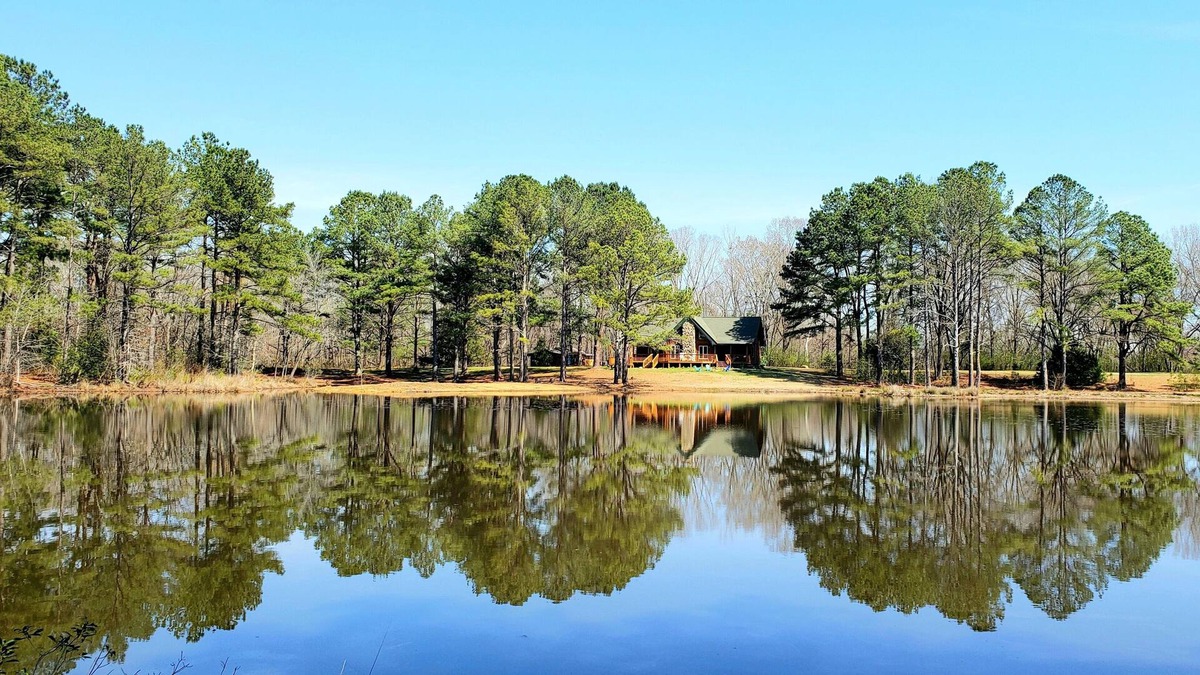Bunnlevel Cabin | Families reconnect at Private Lakefront Log Cabin w/Hot Tub, Kayaks, Fishing!