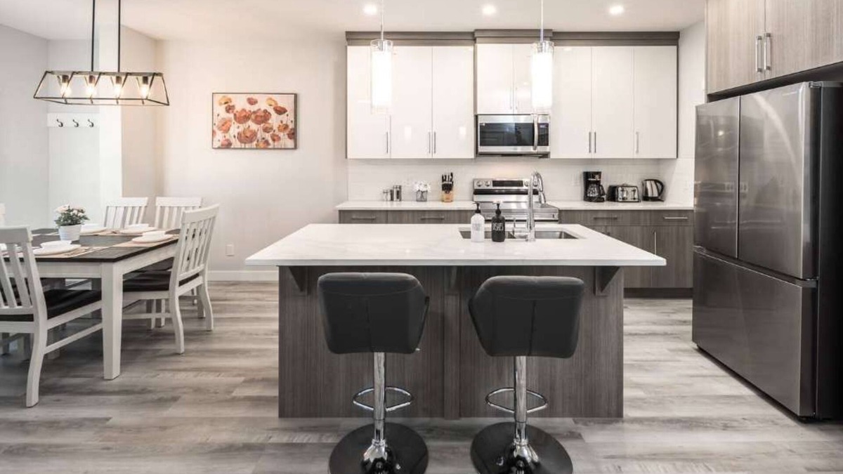 Lynnwood Ridge House | Family: 3BR w Yard, FREE Banff Pass, Wine, Netflix