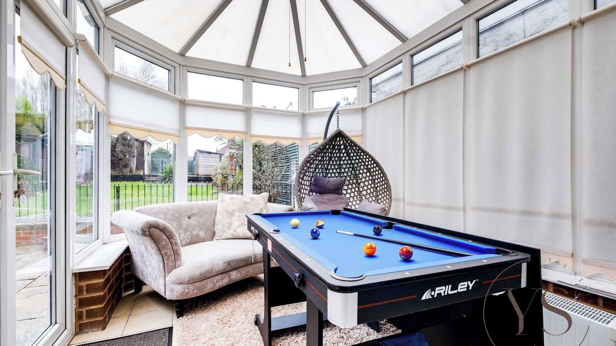 Wednesbury House | Family 5BR Home - Near M6, Parking & WiFi ❤️