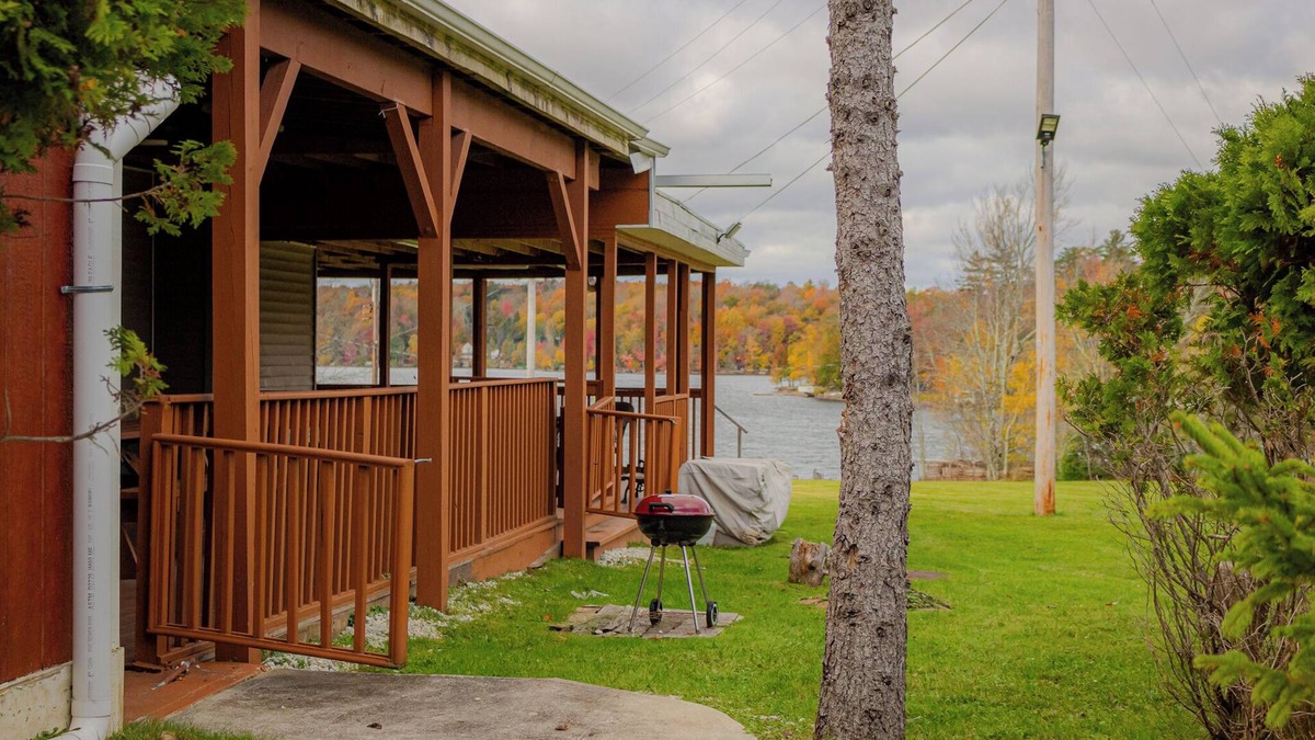 White Lake House | Family and Events Friendly 5BR Retreat on the Lakefront w Private Access