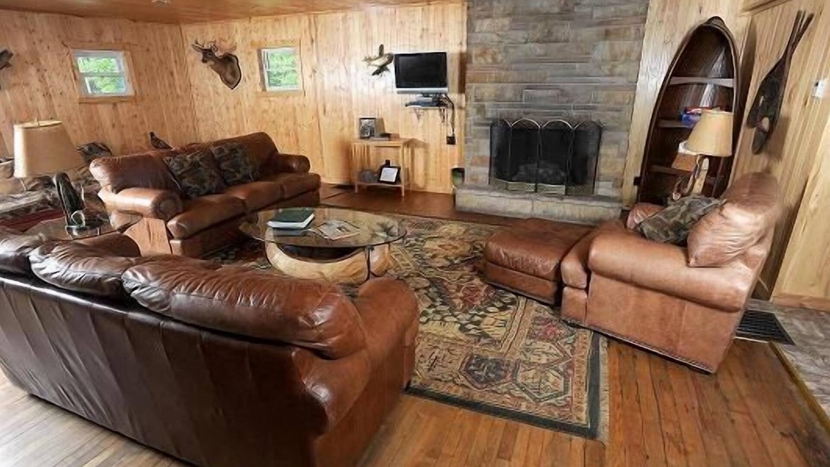 Munson Cabin | Family and Pet friendly, Lodge makes great location for events.