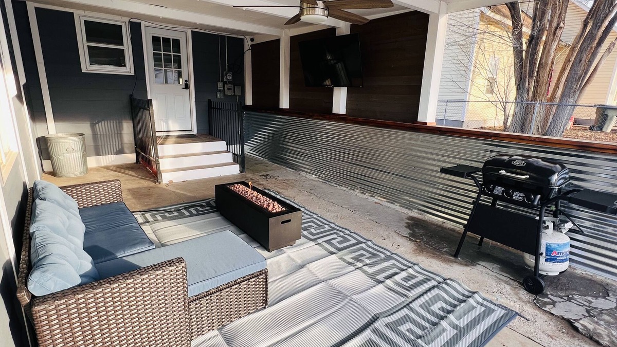 Delta House | Family and Pet Friendly house in down town Delta!