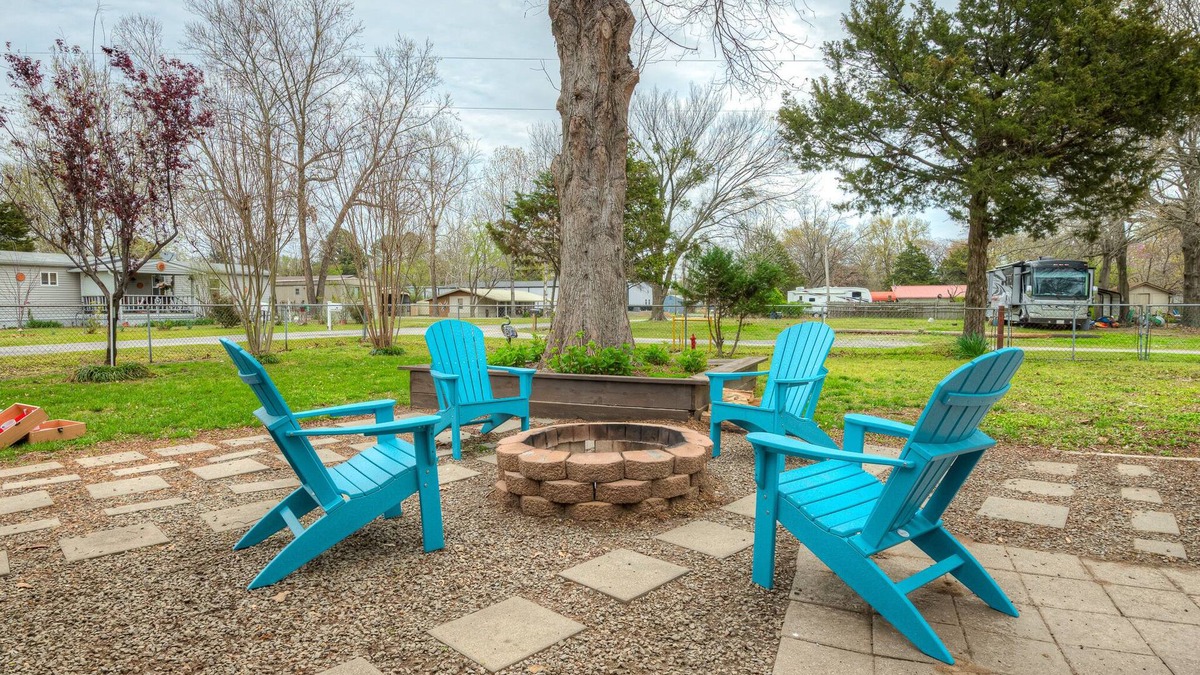Longtown House | Family and Pet Friendly Lake House around the corner from boat ramp. Sleeps 12
