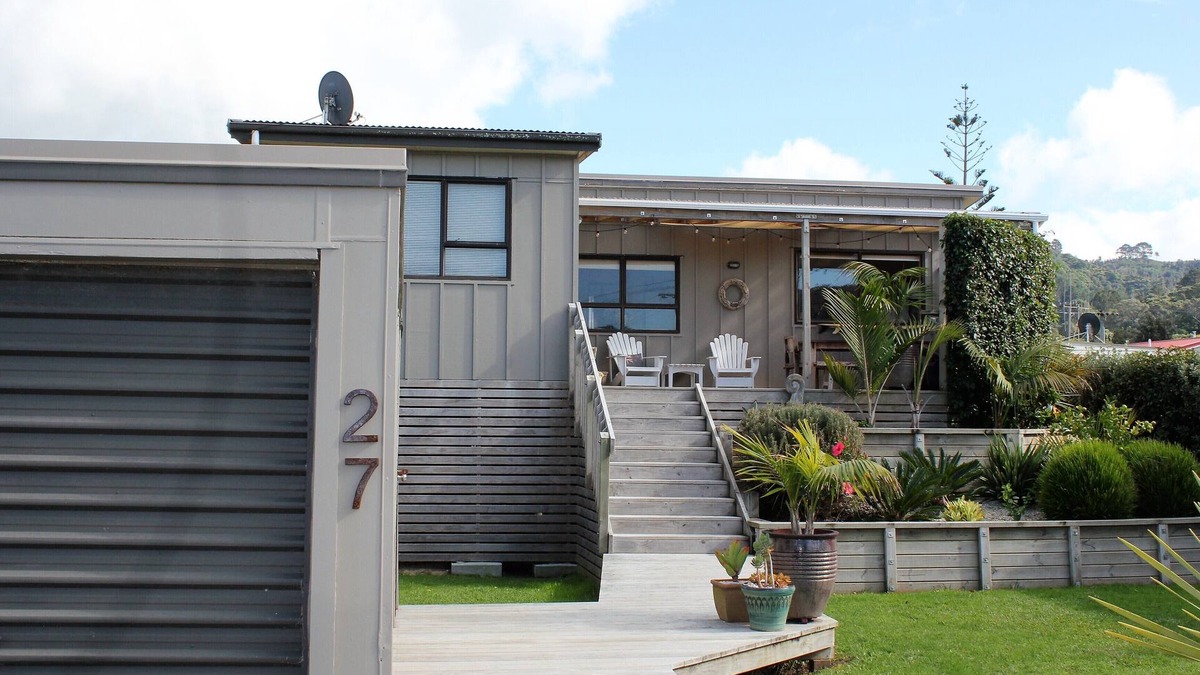 Waihi Beach House | Family Bach Close to Beach and Surf Club