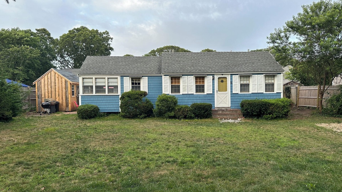 Harwich Port Cottage | Family beach cottage with 4 min walk to Earle Beach at the end of the road