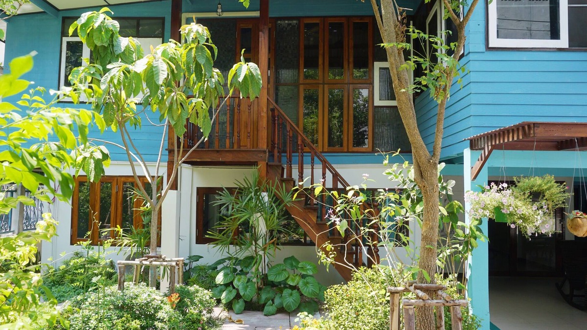 Samsen Nai Cabin | Family Boutique Rooms Near Victory Monument BTS Station