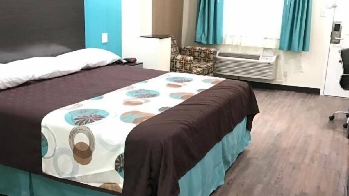 Spring Hotel | Family Break! Close to Geronimo Adventure Park & Hurricane Harbor Splashtown
