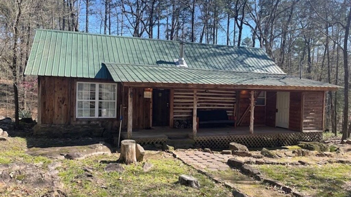 Clinton Cabin | Family Cabin Loft Style in a country atmosphere on the lakeside.