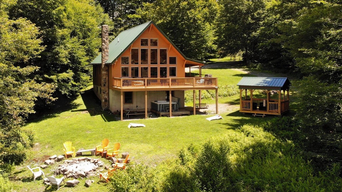 Slaty Fork Cabin | Family Cabin near Snowshoe WV with Hot Tub, Sauna, Game Room and Views