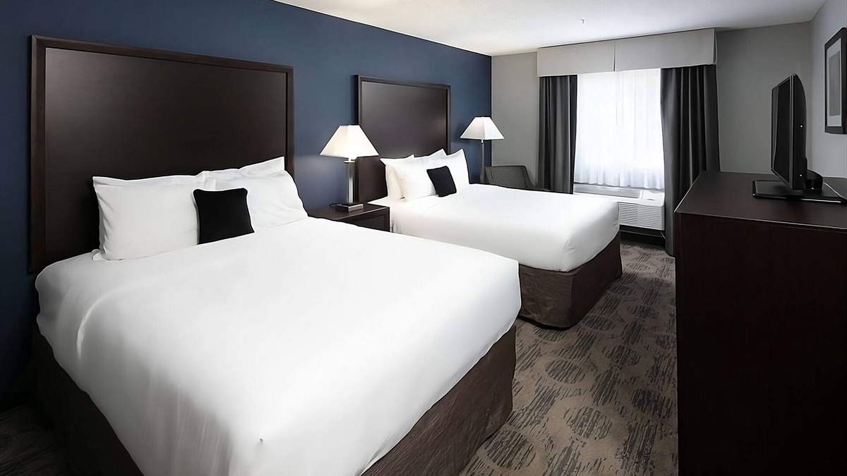 Sequim Resort | Family-Centric Units Near Olympic State Park! Queen Beds,Pool, Picnic Area