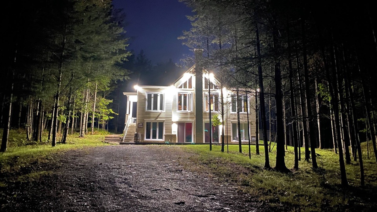 Georgeville Ski Chalet | Family chalet in the woods, rental 31 nights+, sleeps 12