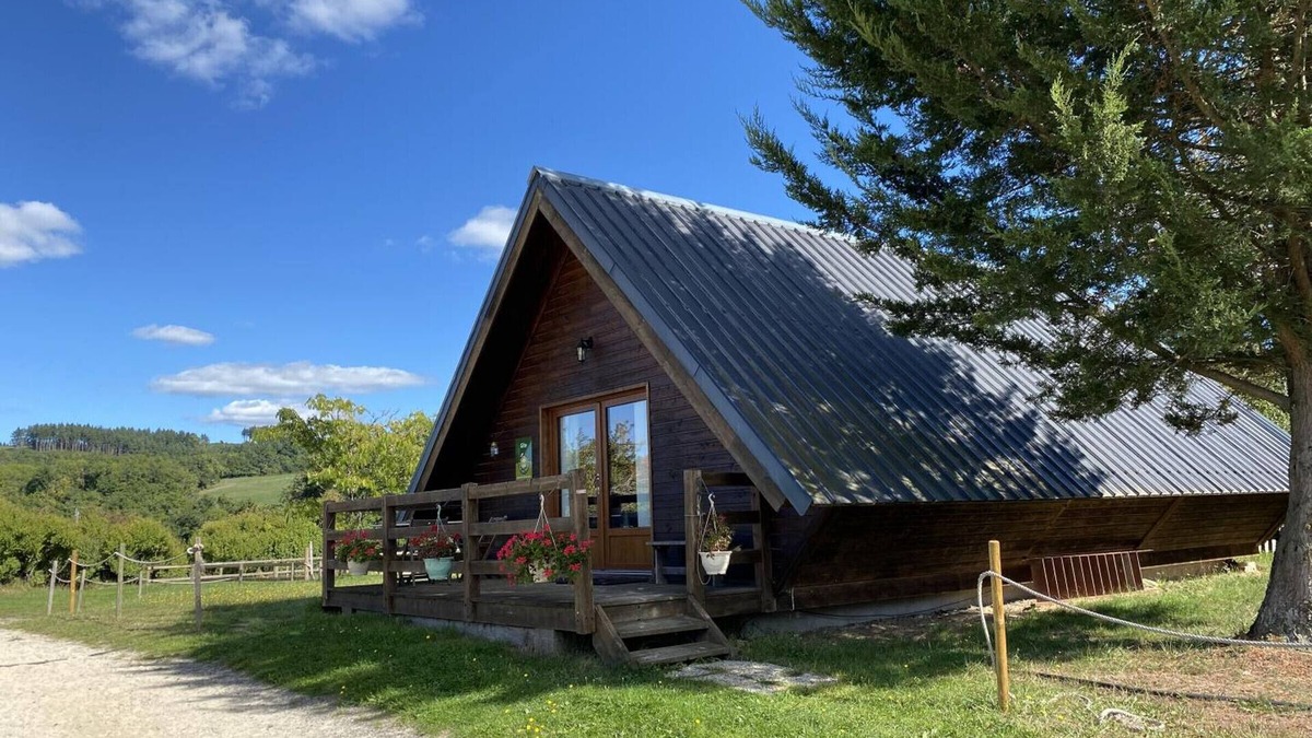 Le Vernet Cottage | Family chalet near Vichy, terrace, pets allowed