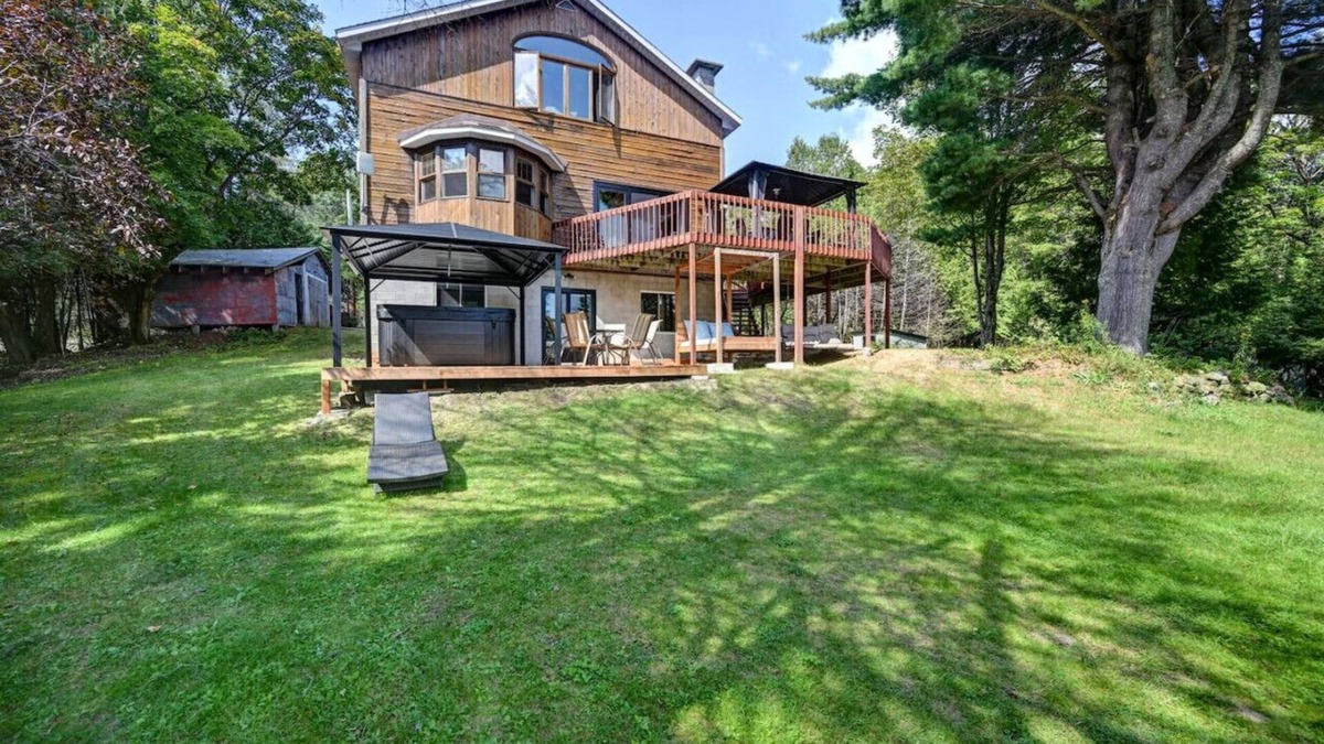 Wentworth-Nord Ski Chalet | Family Chalet on Silver Lake 1 hour from Montreal