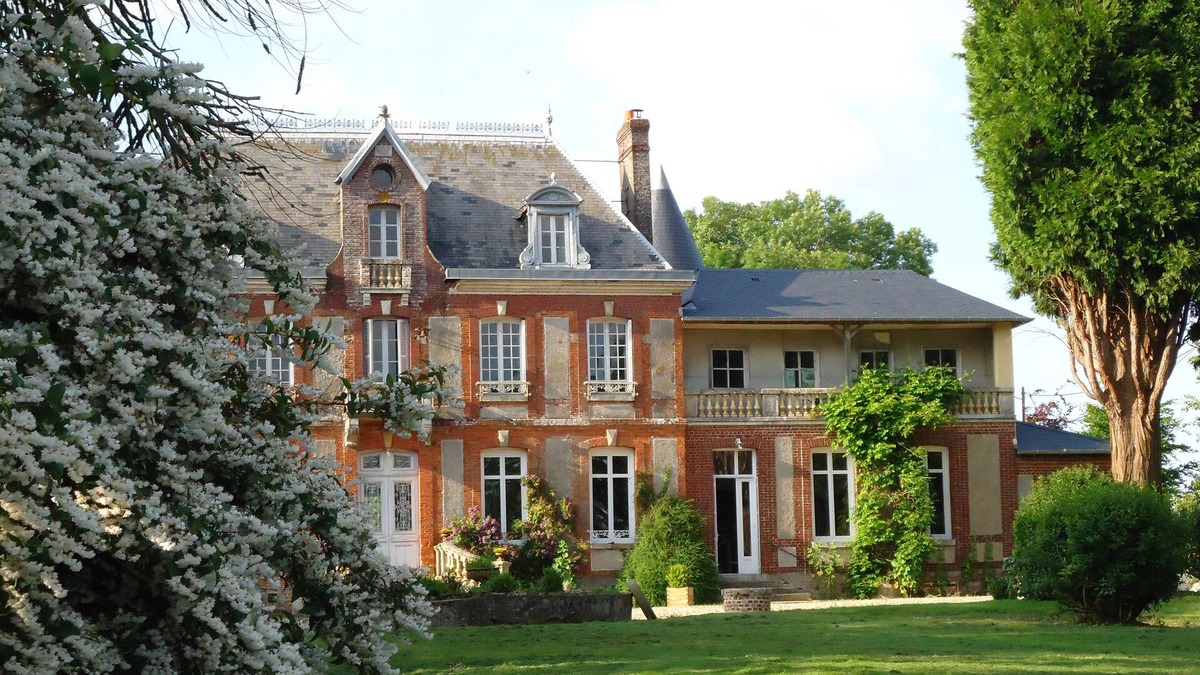 Hugleville-en-Caux Other | Family chateau in the middle of its large wooded park.