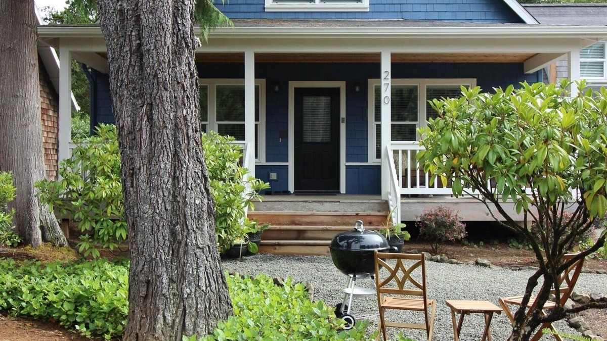 Lincoln Beach Cottage | Family Cottage | 2 Masters | Kings | HotTub | Pets