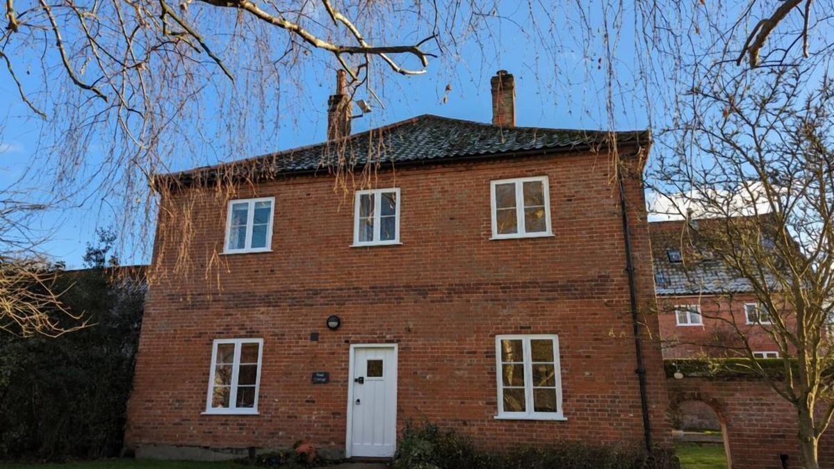 Norwich Cottage | Family cottage overlooking the duck pond, on a farm near Norwich City