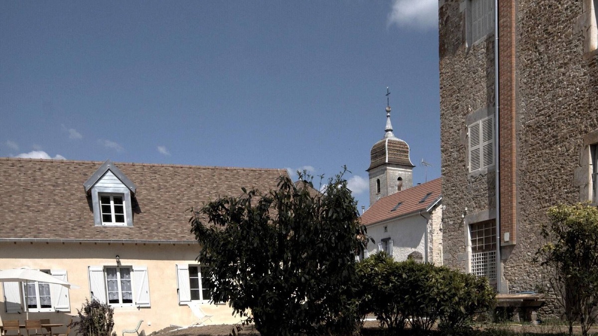 Montagney Cottage | Family cottage with terrace and parking, pets allowed