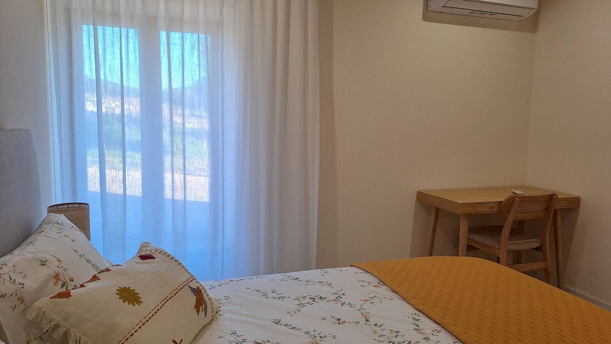 Castelo Branco Cottage | Family country house with swimming pool and open-plan kitchen.