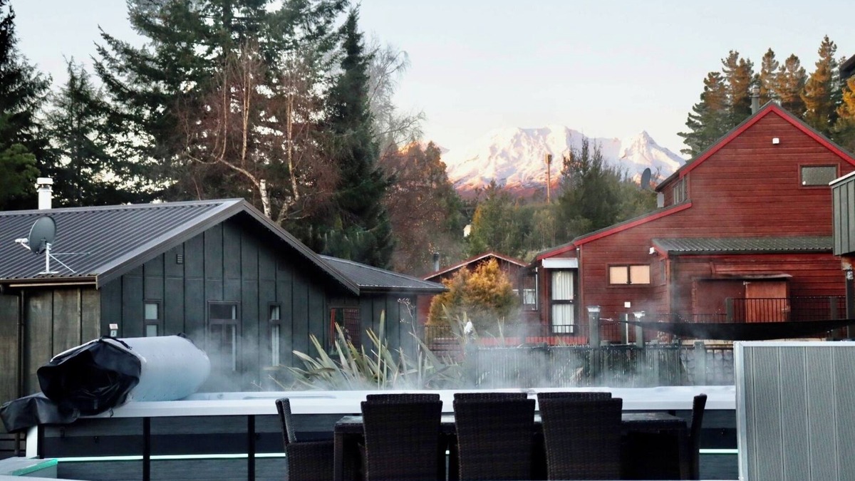 Ohakune House | Family delight nHeated pool/spa, outdoor playground n
