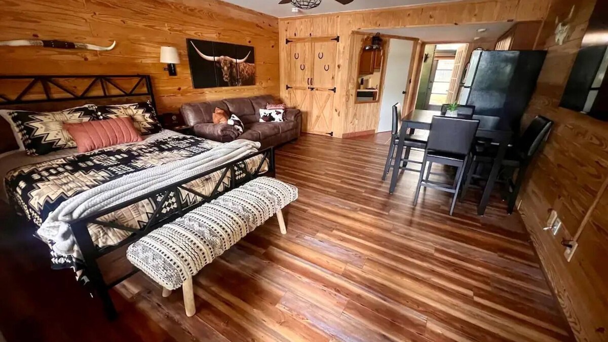 River Ranch Condo | Family Deluxe Lodge Suite: full kitchen + arcade + walk to pool and rodeo