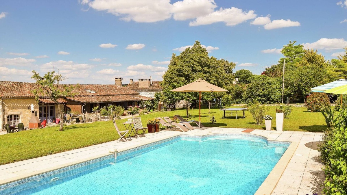 Saint-Eutrope-de-Born Cottage | Family Escape with Pool