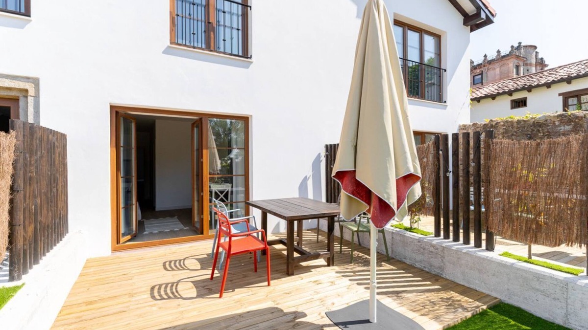 Villaverde de Pontones Apartment | Family apartment with private garden and views of the main garden.
