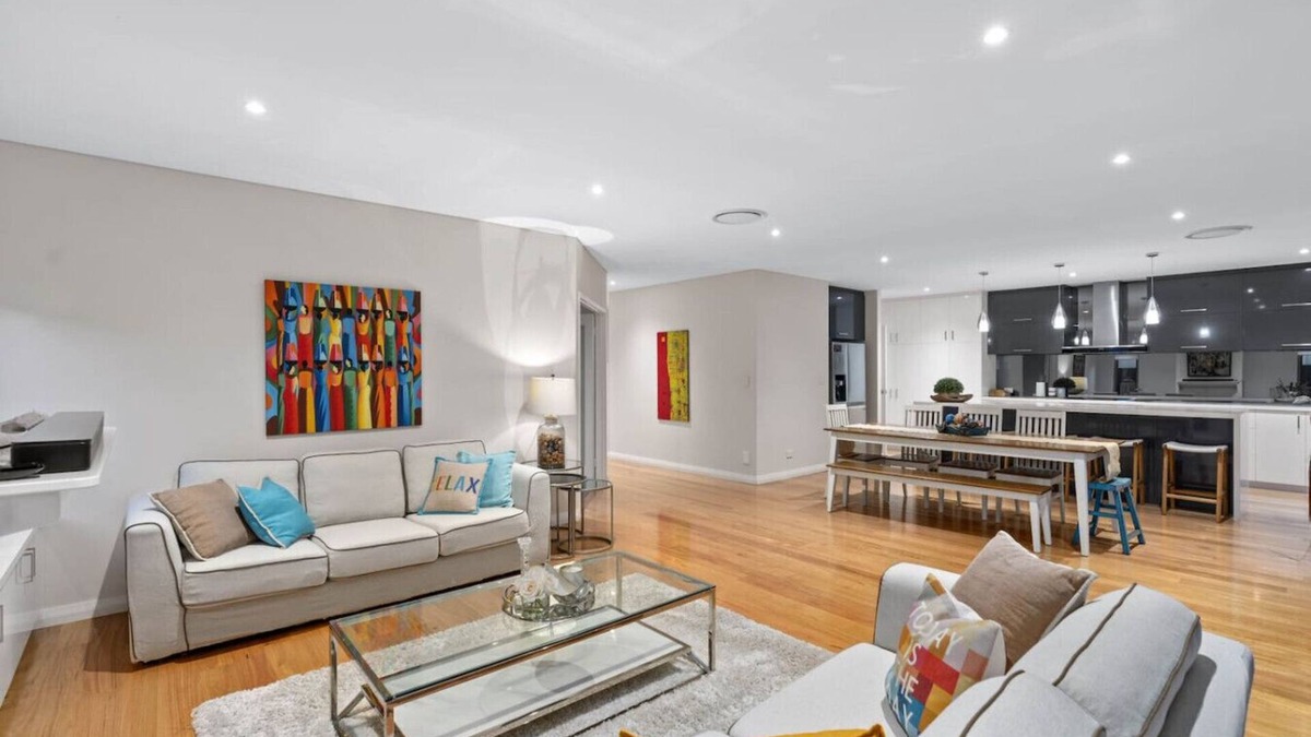 Karrinyup House | Family Escapade: Shops Beach and Sun Await