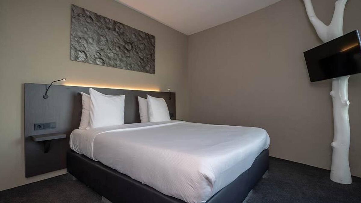 Zuidoost Hotel | Family Escape Near Attractions | Canal Tours, Golf & Nature Close By