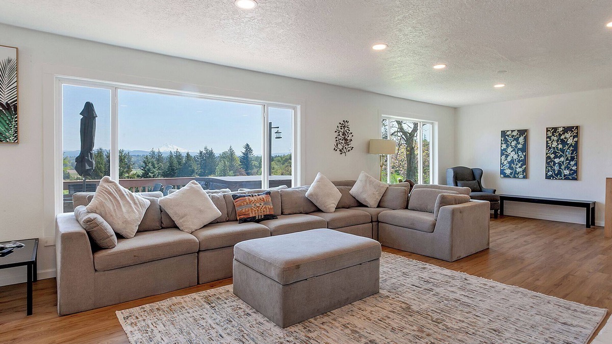 Gresham House | Family Estate w/Views | Hot Tub + Guesthouse