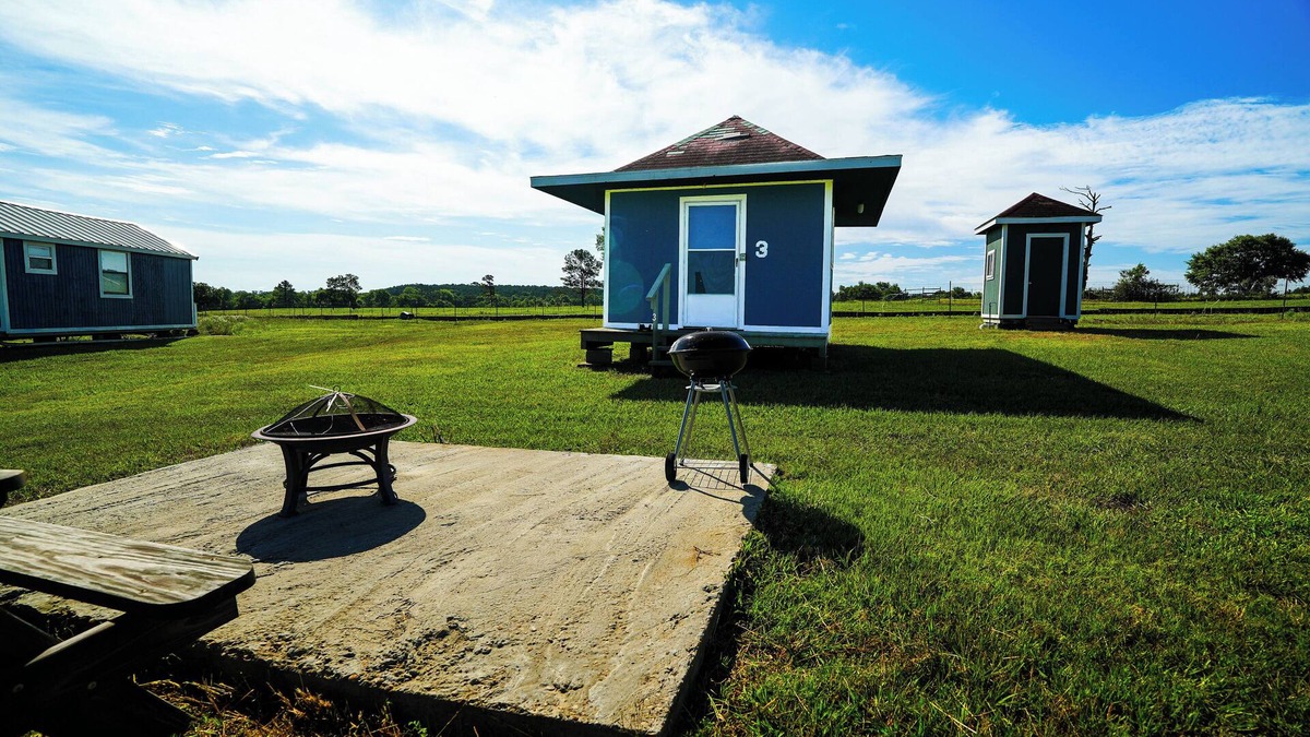 Plantersville Cabin | Family Farms Cabin 3 - Twin Beds, Lake View, and w/Peaceful Nights - Sleeps 2