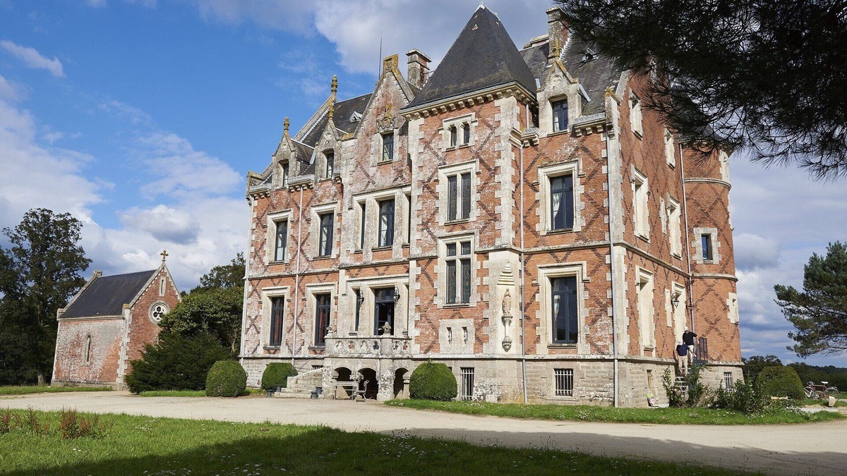 Saint-Vincent-sur-Graon House | Family Chateau With Great Comfort, Park, Swimming Pool, sand beaches nearby