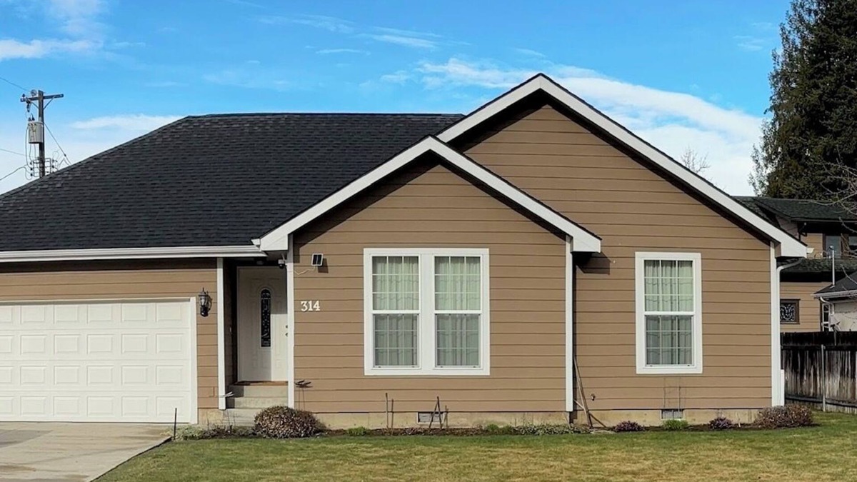Deer Park House | Family friendly 3-bedroom house in charming Deer Park with AC, WiFi and more.