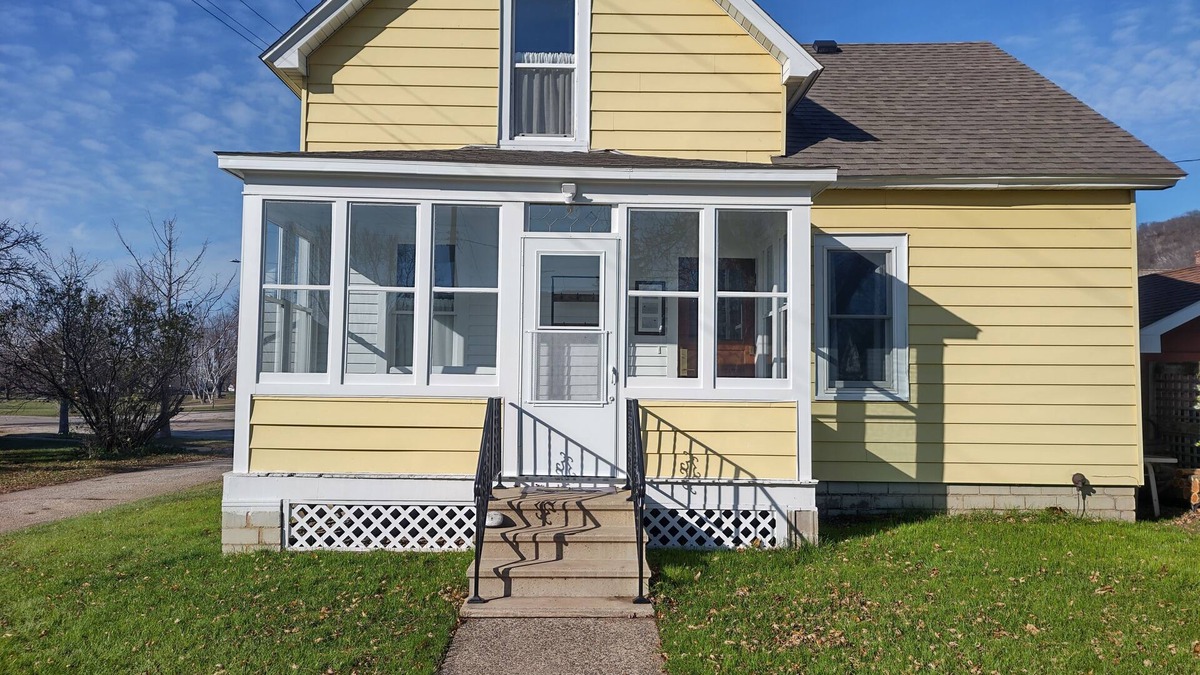 Cochrane House | Family-Friendly 3-bedroom house, Firepit, Clawfoot Tub, Local Attractions