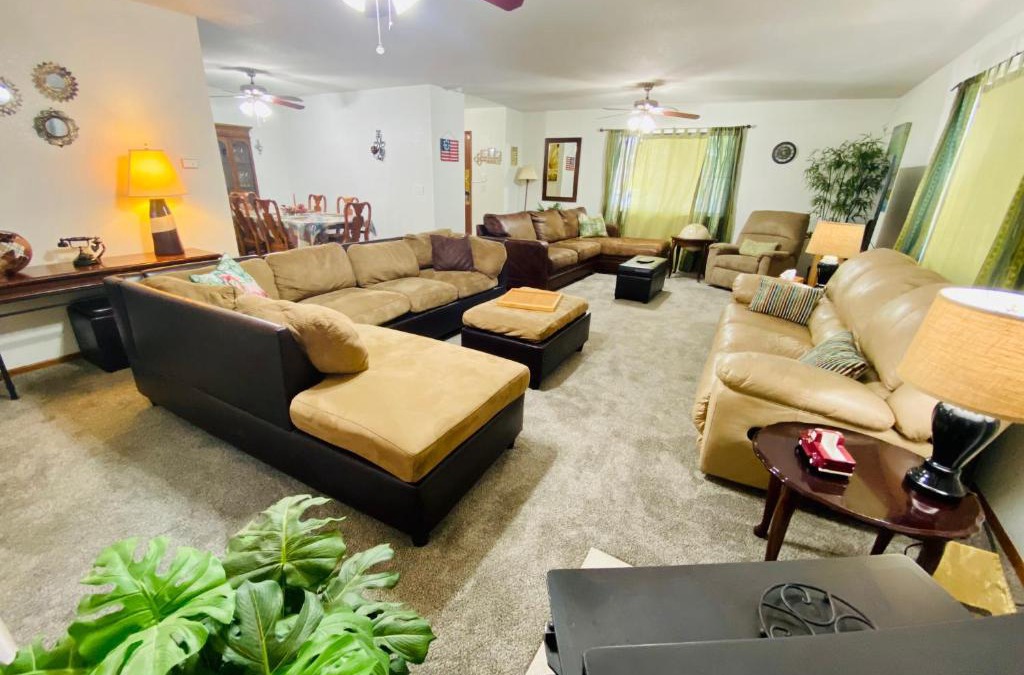 North Auburn House | Family friendly, 3 bedroom house, with king bed for up to 15 - BBQ - Internet - jet tub