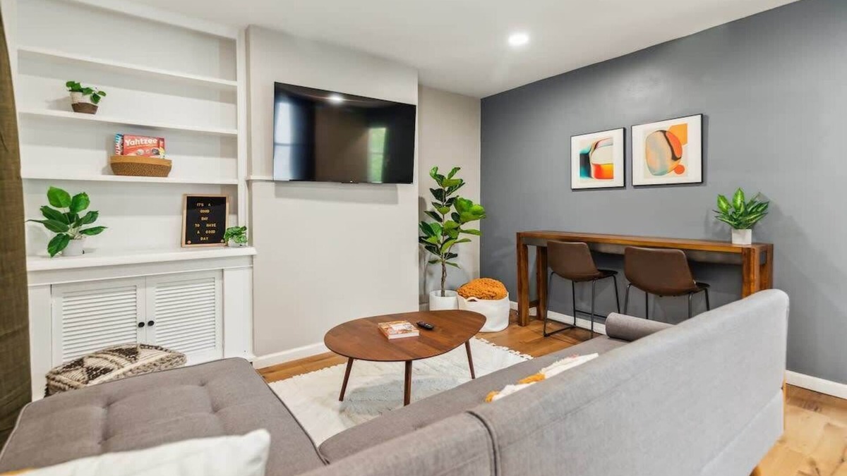 Castle Shannon House | Family Friendly 3-BR Bungalow near Attractions