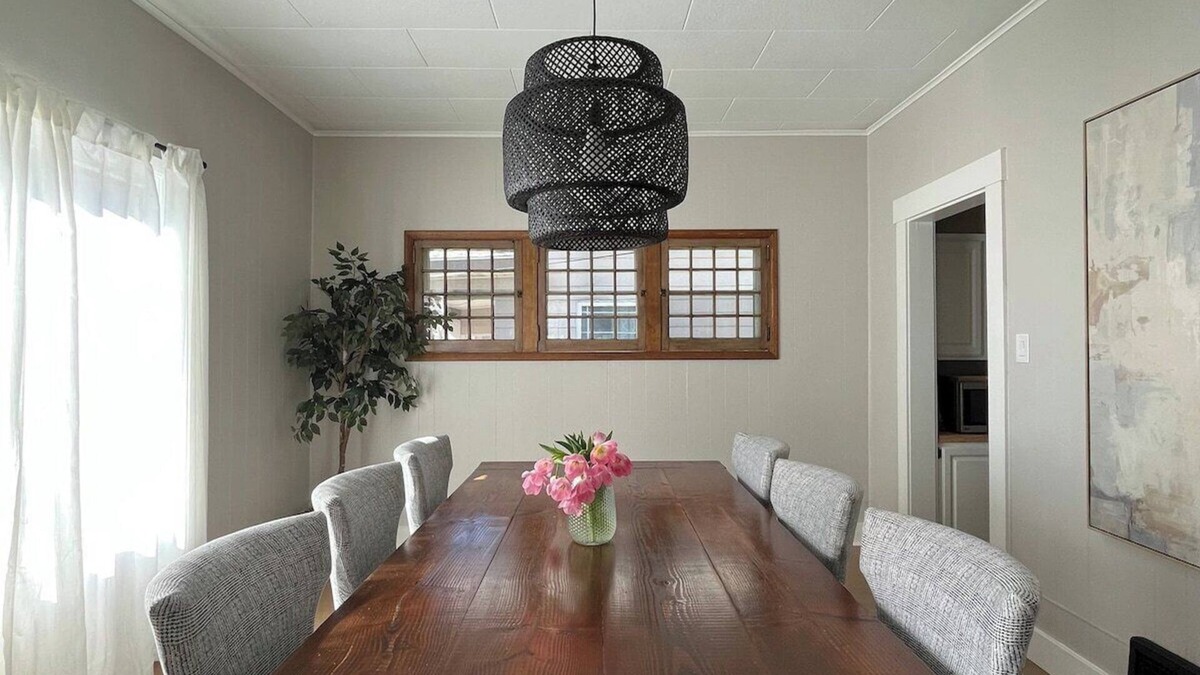 Manito House | Family-Friendly 3BR Bungalow Walk to Manito Park Perfect Fall Retreat