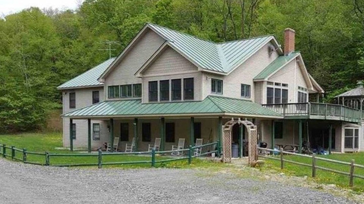 Braintree House | FAMILY FRIENDLY 4 Season Home for Large Groups, With Hot Tub. Sleeps up to 27.
