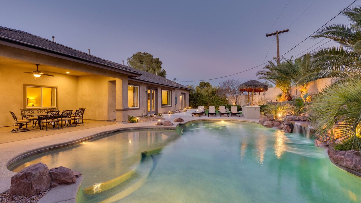 Royal Crest Rancheros House | Family Friendly 4000 Sq Ft 5 Bed 5.5 Bath, With Pool And Spa, 3 Miles To Strip