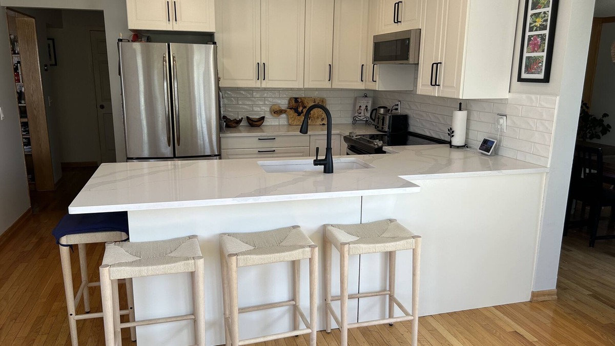 Hawkwood House | Family friendly 5 bedroom house with Mtn view- backs onto a park with playground