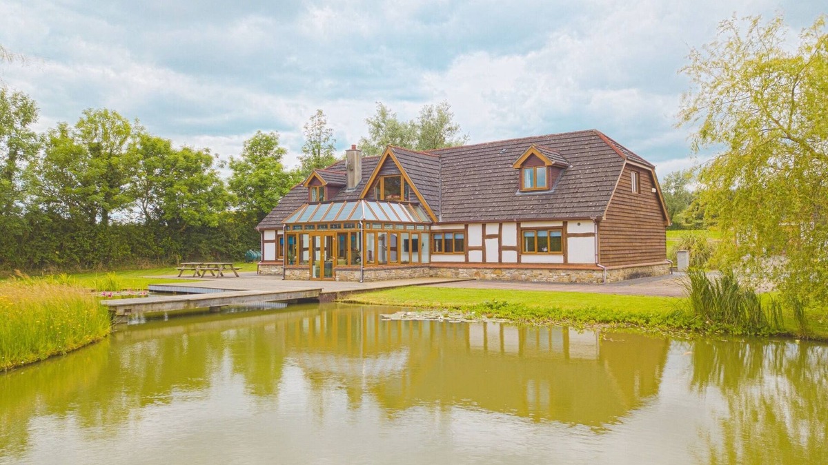 Jamestown House | Family Friendly 9 Bedroom Lakeside Lodge, Rooskey. Official 4 Star π