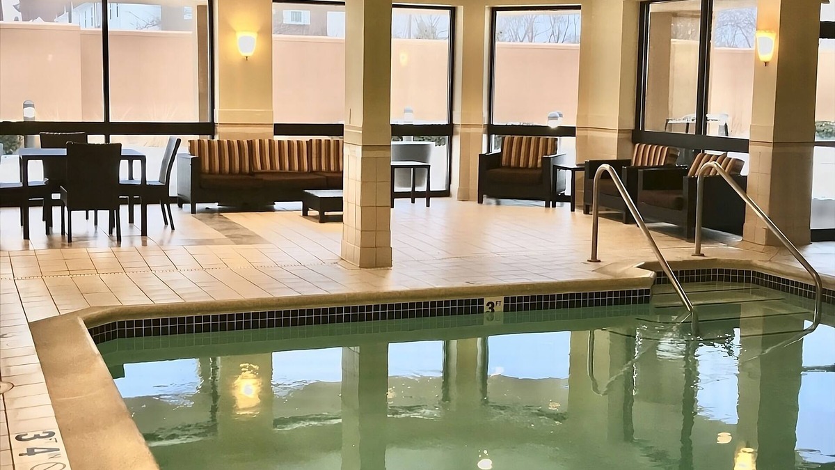 West Dundee House | Family-Friendly Accommodation! Free Parking, Indoor Pool, Pets Allowed!