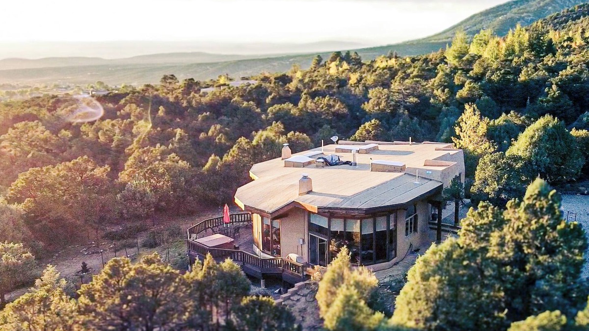 Arroyo Seco House | Family friendly adobe w/Hot Tub, 20 min to Taos Ski Valley - Hiking & Skiing
